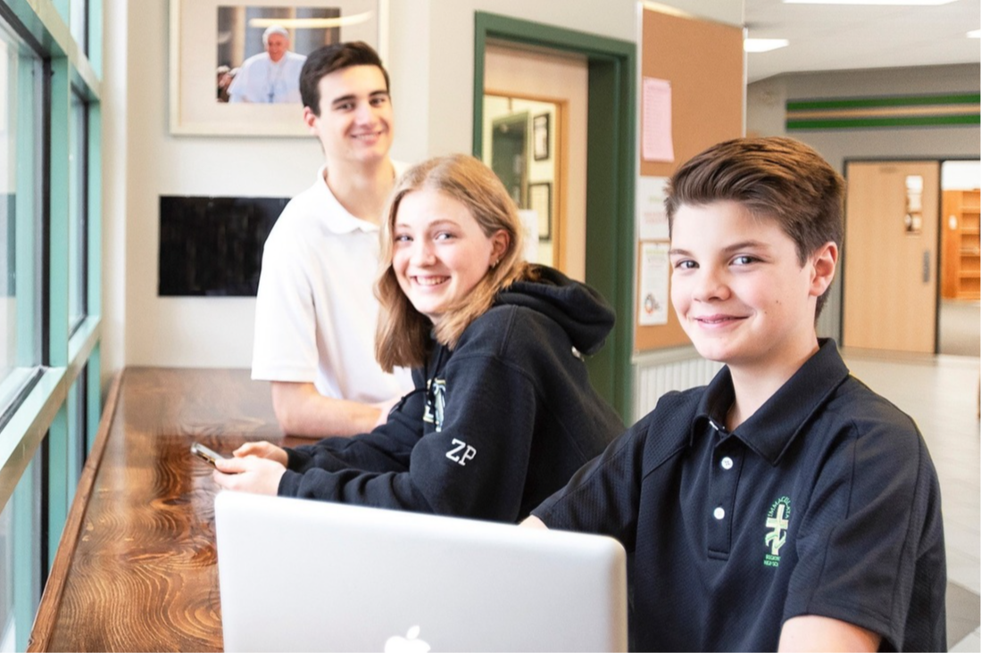 3 kids at table on laptop