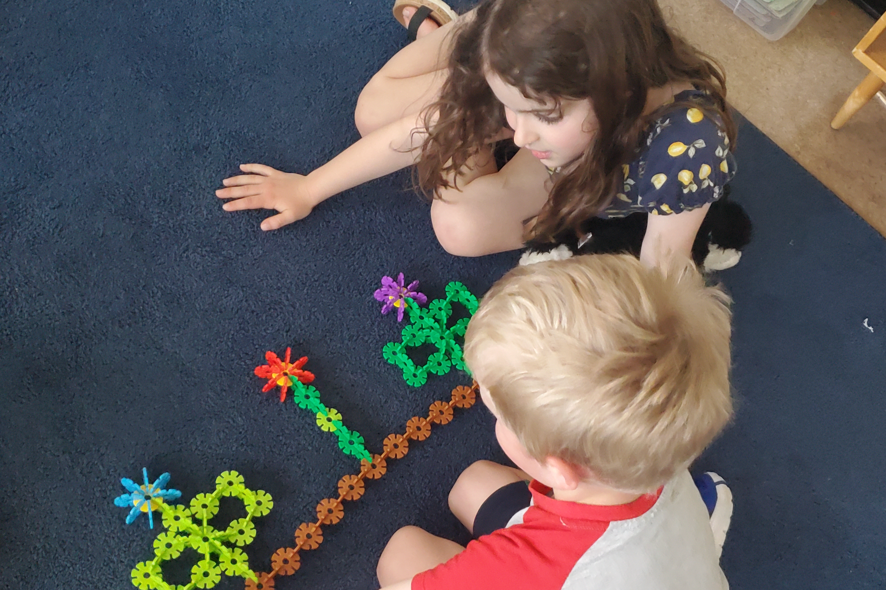 students playing with blocks on the ground