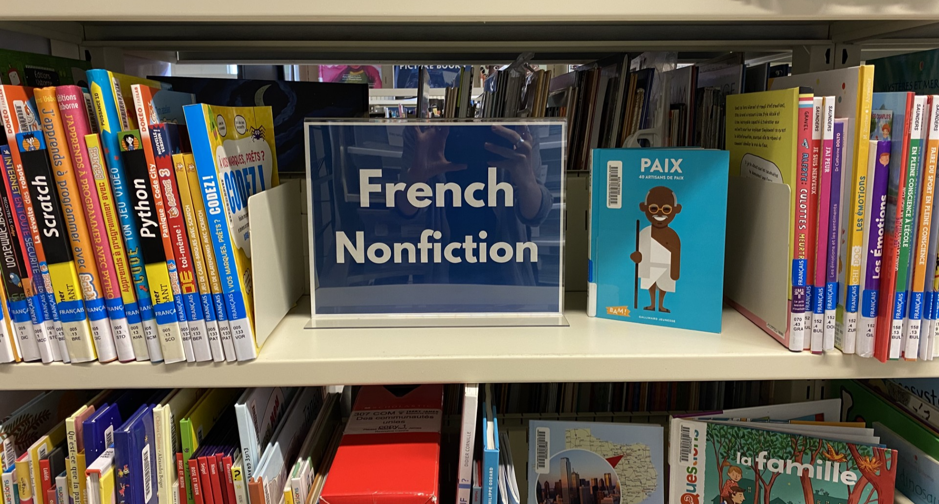 Photo of French Nonfiction shelves at TJRC with several books displayed